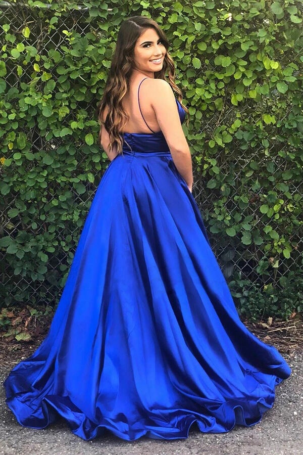 Hermosos vestidos de fiesta y de noche en azul real con tirantes finos y corte en A.