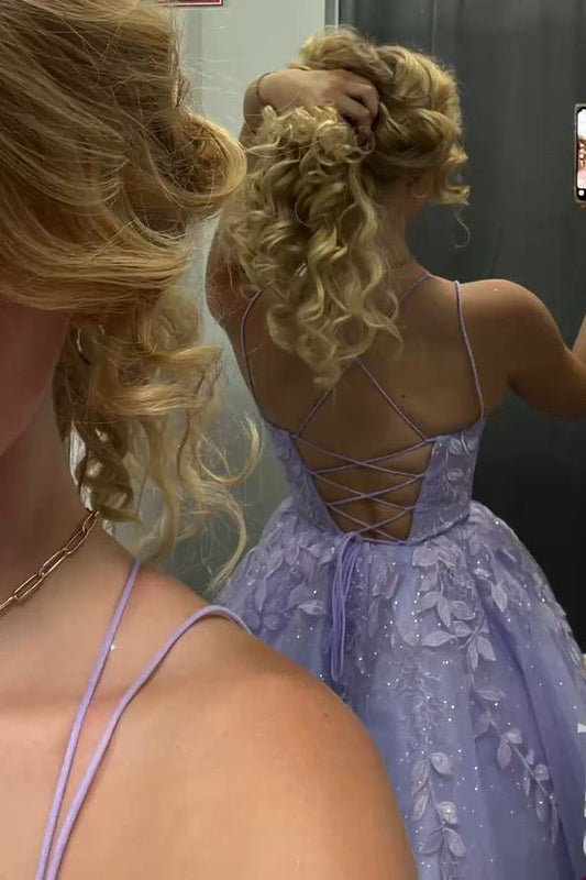 Vestido de fiesta corto lavanda brillante con apliques de encaje, sin mangas y lazo en la espalda