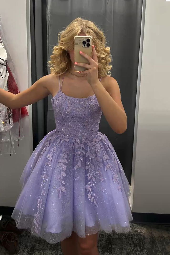 Vestido de fiesta corto lavanda brillante con apliques de encaje, sin mangas y lazo en la espalda
