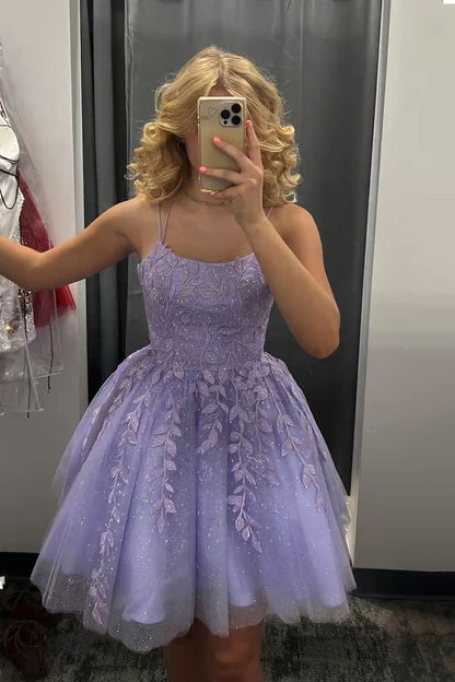 Vestido de fiesta corto lavanda brillante con apliques de encaje, sin mangas y lazo en la espalda
