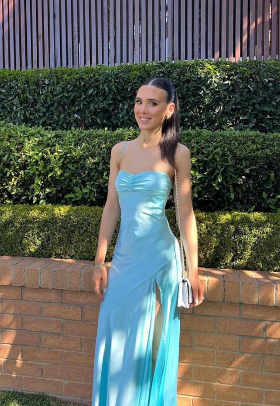 Vestido de fiesta largo azul claro con abertura y corte formal