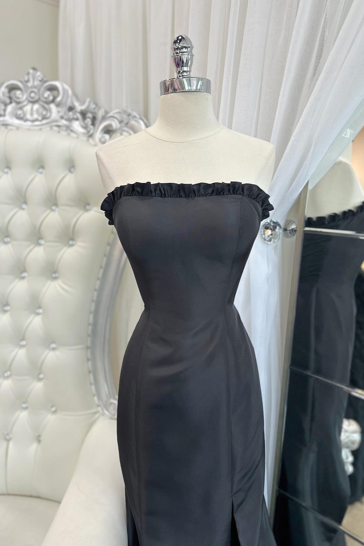 Vestido de fiesta largo estilo sirena de satén rojo sin tirantes y con abertura