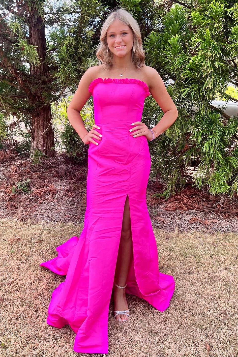 Vestido de fiesta largo estilo sirena de satén rojo sin tirantes y con abertura