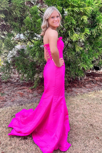 Vestido de fiesta largo estilo sirena de satén rojo sin tirantes y con abertura