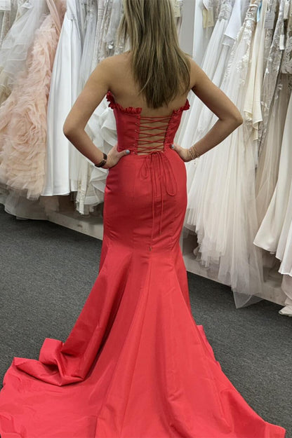 Vestido de fiesta largo estilo sirena de satén rojo sin tirantes y con abertura