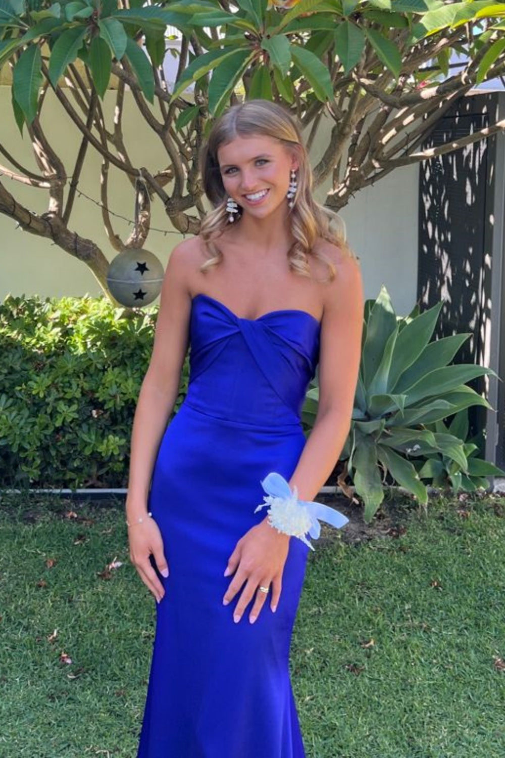 Vestido largo azul rey sin tirantes con corte entallado para ocasiones formales
