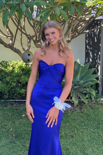 Vestido largo azul rey sin tirantes con corte entallado para ocasiones formales