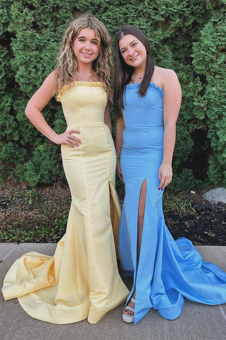 Vestido de fiesta largo estilo sirena de satén rojo sin tirantes y con abertura