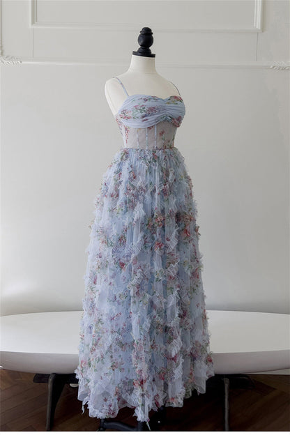 Hermosos vestidos de noche formales largos con frunces y estampado floral azul con tirantes