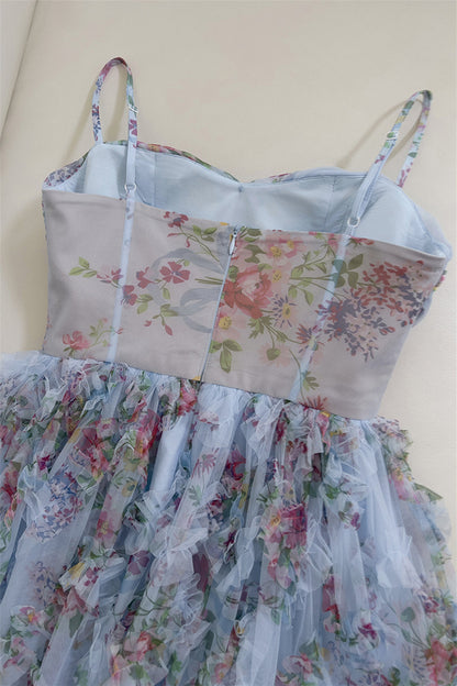 Hermosos vestidos de noche formales largos con frunces y estampado floral azul con tirantes