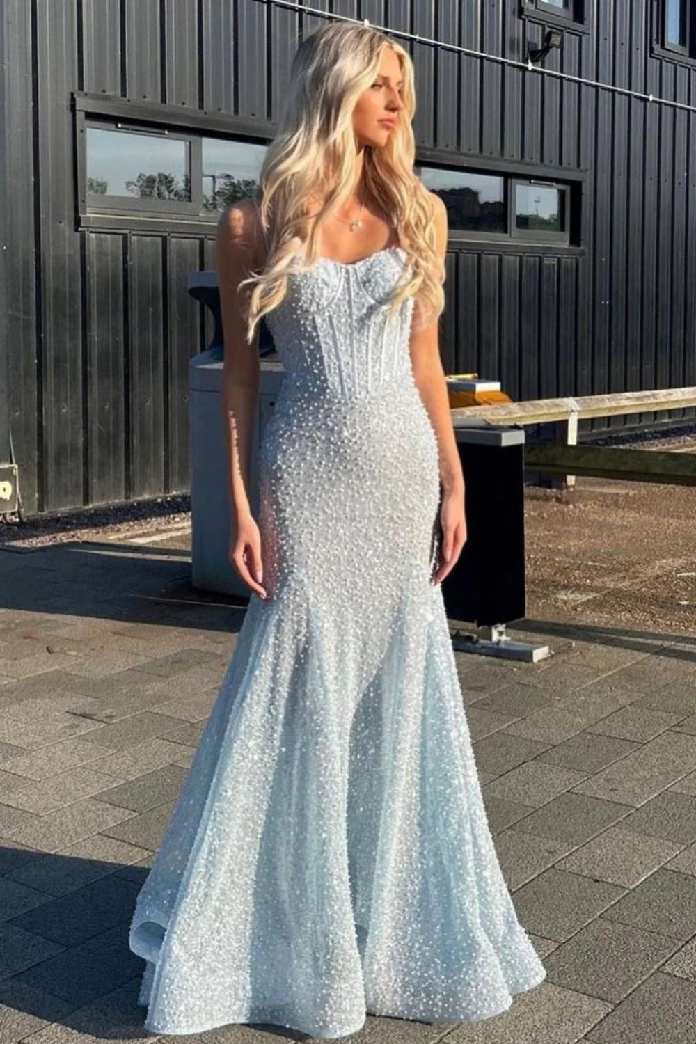 Vestido formal largo con tirantes y lentejuelas azul claro con cuentas