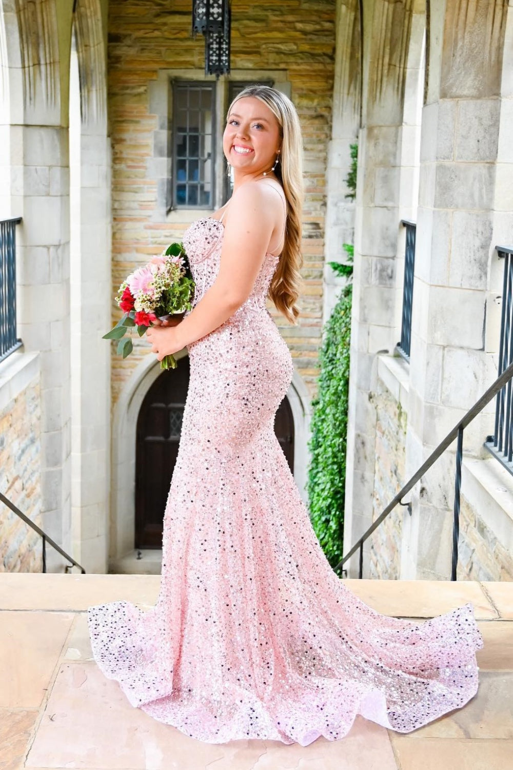 Vestido formal largo con tirantes y lentejuelas azul claro con cuentas