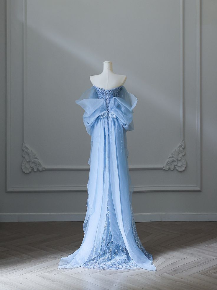 Elegante vestido de noche largo de tul con cuentas y corte en A en azul, sin tirantes, TP1447
