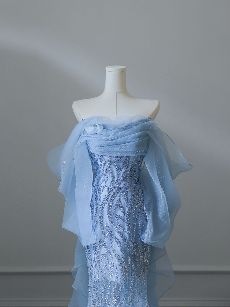 Elegante vestido de noche largo de tul con cuentas y corte en A en azul, sin tirantes, TP1447