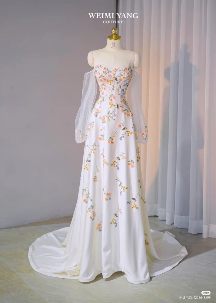 Vestido de noche largo de satén blanco sin tirantes y manga larga con estampado TP1460