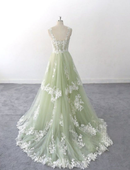 Vestido de noche largo de tul con encaje, escote corazón y tirantes finos en verde claro TP1529