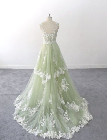 Vestido de noche largo de tul con encaje, escote corazón y tirantes finos en verde claro TP1529