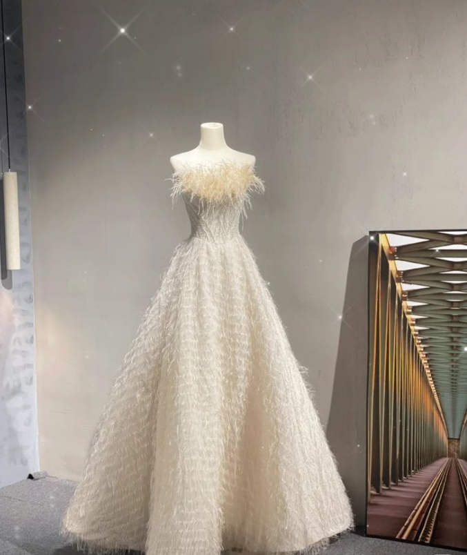 Vestido de fiesta largo amarillo pálido con corte en A, sin tirantes y plumas TP1592