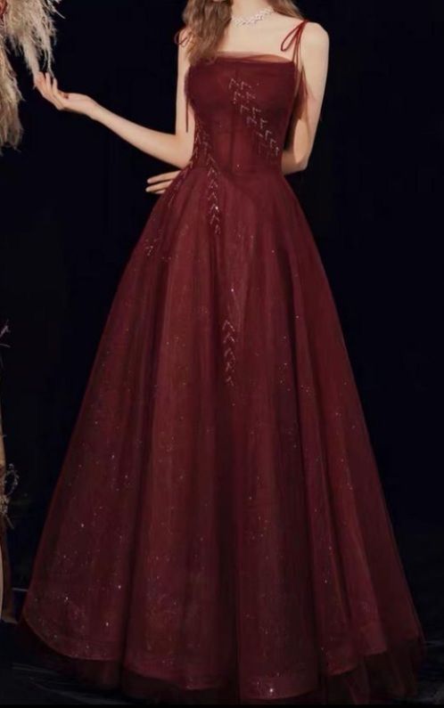 Vestido de fiesta largo de tul con tirantes finos y corte en A en color burdeos TP1663