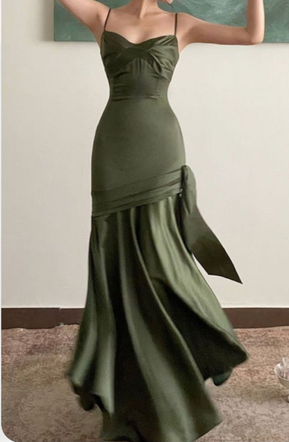 Elegante vestido de fiesta largo de satén con tirantes finos y corte sirena verde TP1671