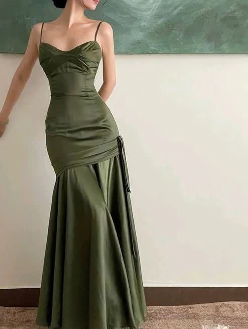 Elegante vestido de fiesta largo de satén con tirantes finos y corte sirena verde TP1671