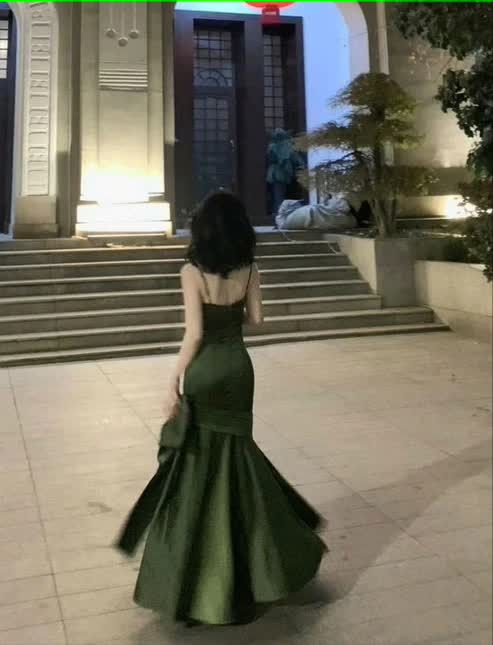 Elegante vestido de fiesta largo de satén con tirantes finos y corte sirena verde TP1671