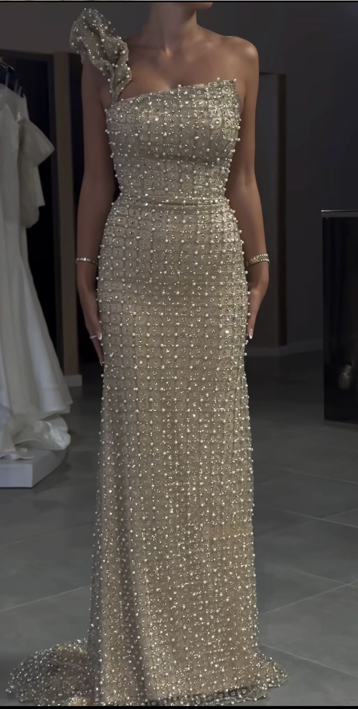 Vestido de fiesta largo ajustado con un hombro al descubierto y perlas color marfil TP1737