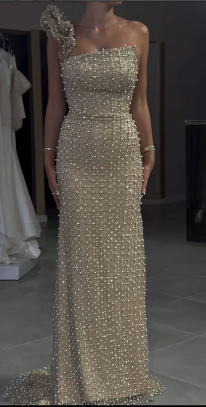Vestido de fiesta largo ajustado con un hombro al descubierto y perlas color marfil TP1737