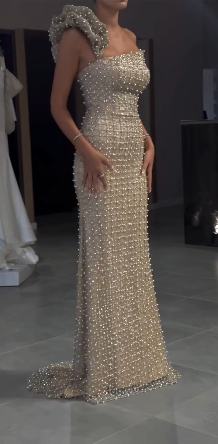 Vestido de fiesta largo ajustado con un hombro al descubierto y perlas color marfil TP1737