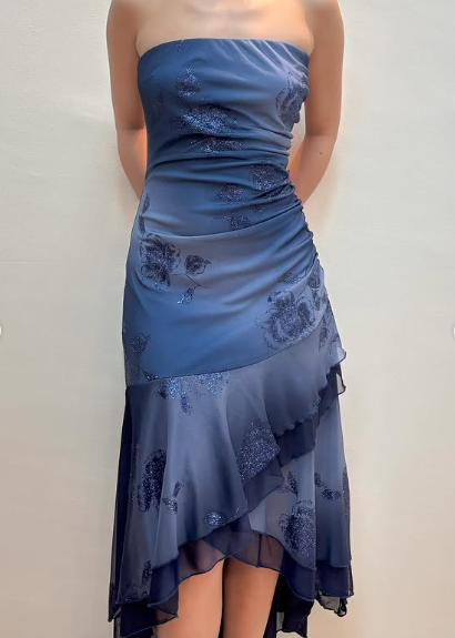 Vestido de fiesta azul de corte A sin tirantes con apliques de encaje TP1826