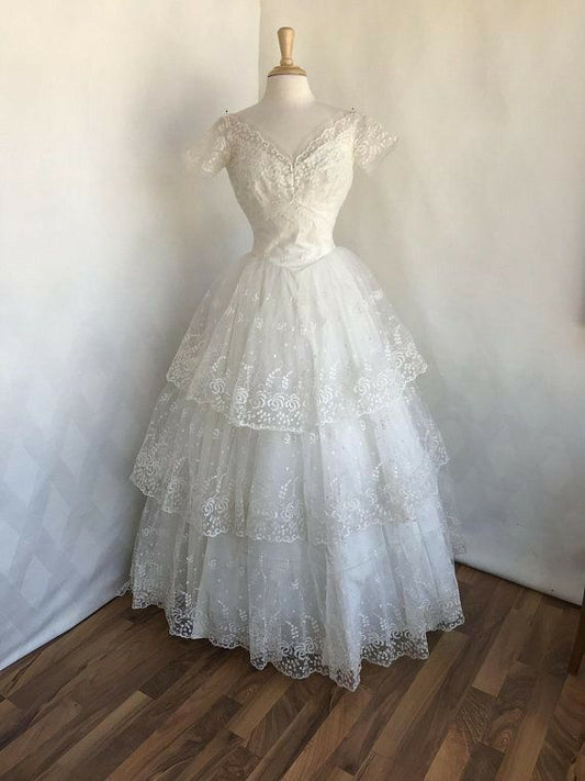 Vestido de fiesta largo blanco de encaje con escote en V, manga corta y capas TP1828