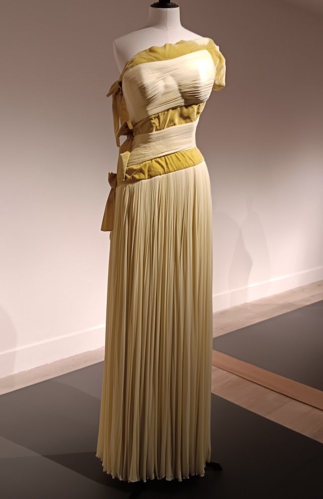 Elegante vestido de fiesta amarillo sin tirantes, con escote irregular y plisado TP1833