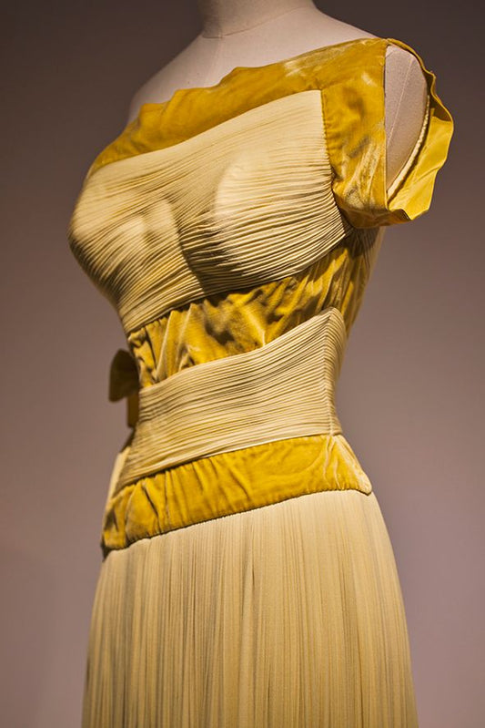 Elegante vestido de fiesta amarillo sin tirantes, con escote irregular y plisado TP1833