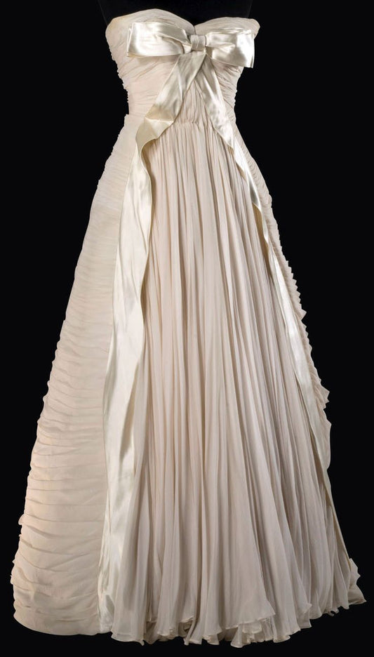 Vestido de noche largo con lazo, sin tirantes y corte A color champán TP1834