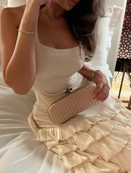 Vestido de fiesta color marfil con escote halter, corte A y capas, TP1867