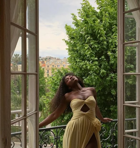 Vestido de noche elegante de tul amarillo sin tirantes con flores 3D y abertura alta TP1869