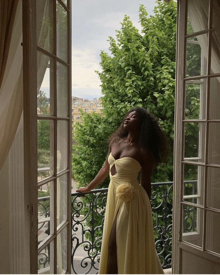 Vestido de noche elegante de tul amarillo sin tirantes con flores 3D y abertura alta TP1869