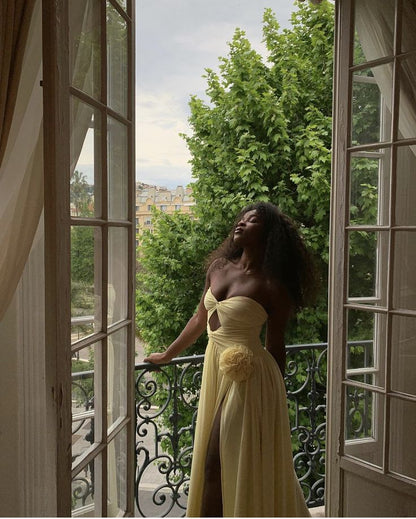 Vestido de noche elegante de tul amarillo sin tirantes con flores 3D y abertura alta TP1869