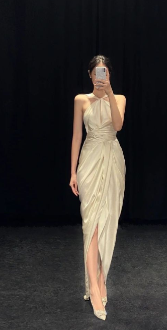 Vestido de noche elegante de satén blanco marfil con escote halter, hombros descubiertos y abertura alta y baja, TP1913