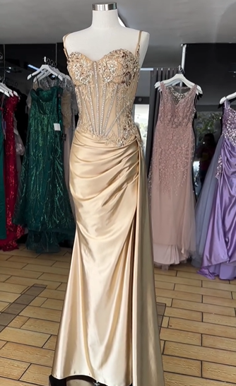Elegante vestido de noche formal de satén con escote sirena dorado, tirantes finos, cuentas brillantes y abertura alta, TP1943