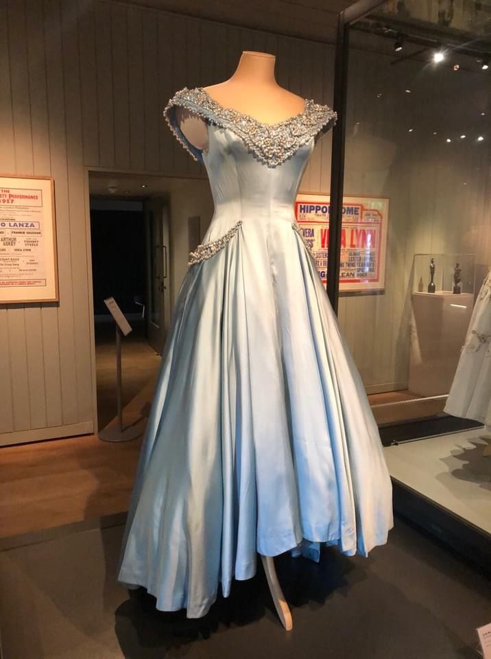 Elegante vestido de noche azul de satén con escote en V, corte A y cuentas, corte alto-bajo, TP1956