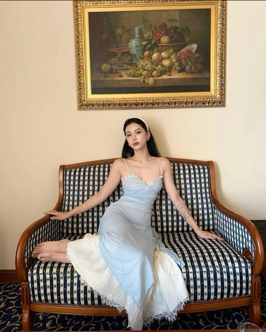 Elegante vestido de noche azul con tirantes finos y ribete de encaje TP1959