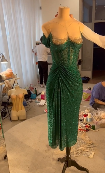 Vestido de noche elegante de corte sirena, verde, con hombros descubiertos y cuentas, largo hasta la rodilla, TP2004
