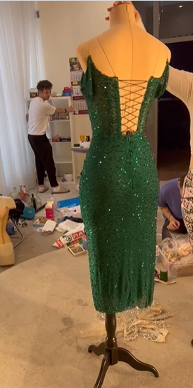 Vestido de noche elegante de corte sirena, verde, con hombros descubiertos y cuentas, largo hasta la rodilla, TP2004