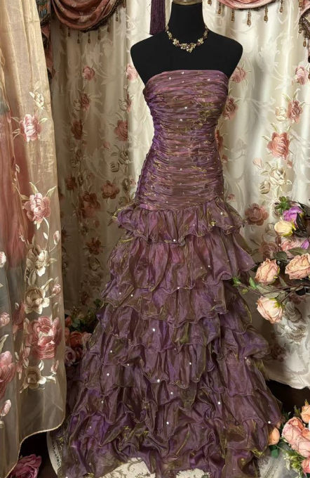 Vestido de noche vintage morado de corte A, con hombros descubiertos, capas y largo hasta el suelo TP2010