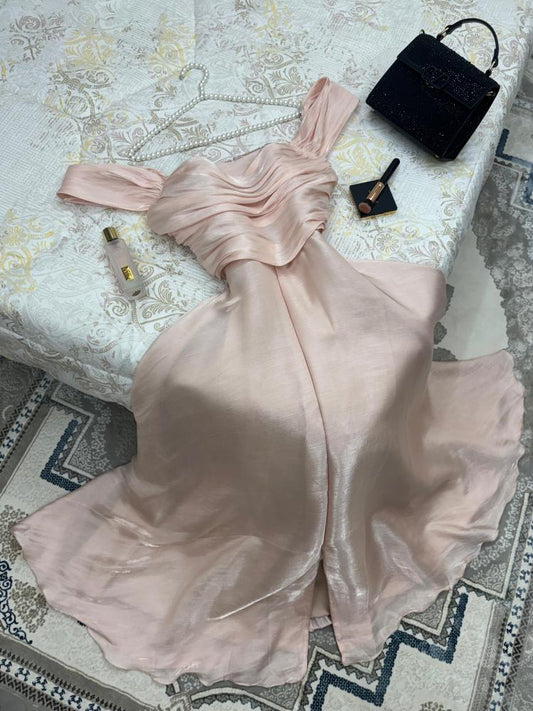 Elegante vestido de noche rosa de corte A, sin tirantes, con abertura frontal y largo hasta el suelo TP2024