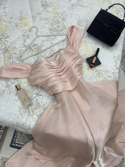 Elegante vestido de noche rosa de corte A, sin tirantes, con abertura frontal y largo hasta el suelo TP2024