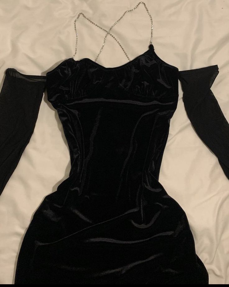 Elegante vestido de noche formal de terciopelo negro con hombros descubiertos y manga larga TP2025