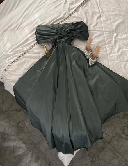 Elegante vestido de noche gris de corte A con hombros descubiertos y corte en A TP2046