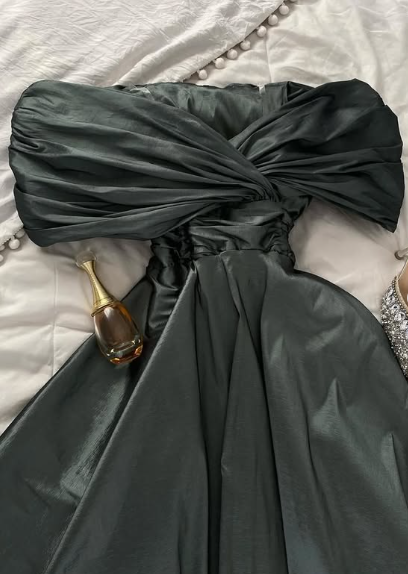 Elegante vestido de noche gris de corte A con hombros descubiertos y corte en A TP2046